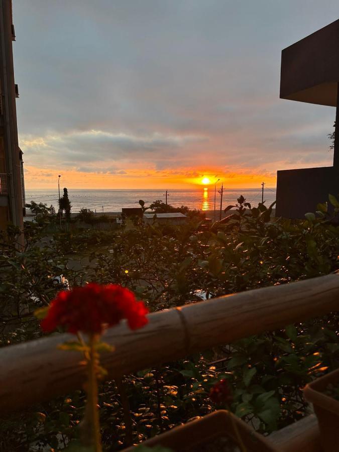 ホテル Woodsea バトゥーミ エクステリア 写真